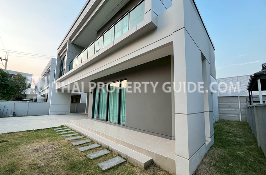 House with Shared Pool in Bangnatrad 